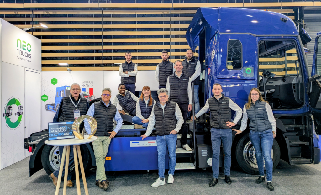 L'équipe de NEOTRUCKS à Solutrans 2025 avec son prix Joseph Libner